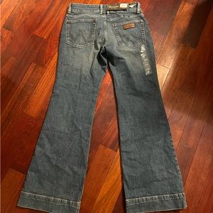 WRANGLER NWT Woman’s Retro mid-rise blue jeans. New with tags!! Size 28x30